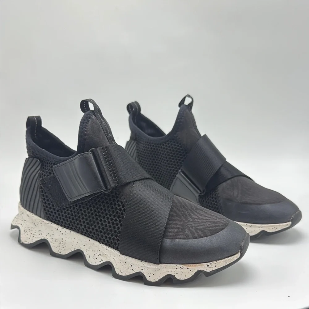 SOREL Kinetic Sneak, Knit Sneaker with Scalloped Sole and Stretch Straps size 7